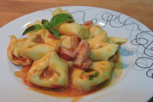 Tortellini cu sos de tomate si bacon