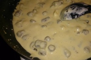 Paste cu carnati de plescoi si branza topita