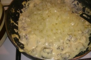 Paste cu carnati de plescoi si branza topita