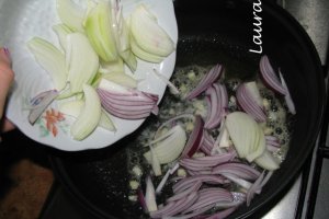 Piept de curcan cu fasole verde si sos dulce de ceapa