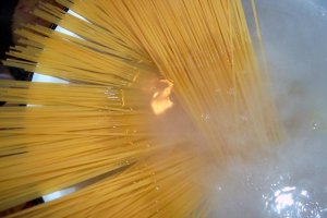 Paste carbonara cu mazare si bacon