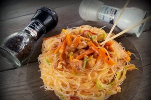 Paste chinezesti (noodles) cu pui si legume