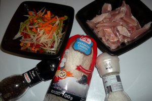 Paste chinezesti (noodles) cu pui si legume