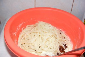 Budincă de spaghete cu brânză dulce şi stafide