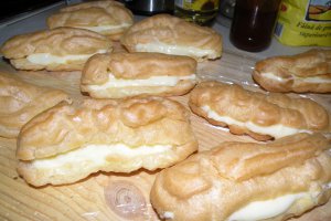 Eclere cu crema de vanilie si ciocolata