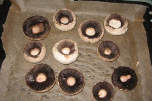 Ciuperci cu carnati si cascaval la cuptor