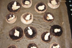 Ciuperci cu carnati si cascaval la cuptor