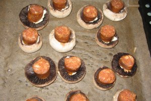 Ciuperci cu carnati si cascaval la cuptor
