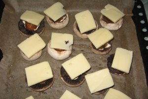 Ciuperci cu carnati si cascaval la cuptor