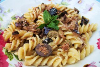 Fusilli cu ragu de ton,vanata si capere