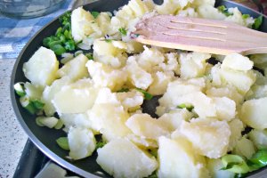 Fritatta cu ceapa verde si cartofi