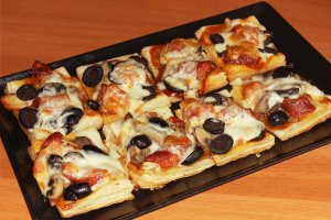 Pizza pe blat de foietaj (16 mini pizza în câteva minute)