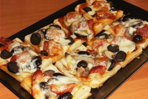Pizza pe blat de foietaj (16 mini pizza în câteva minute)