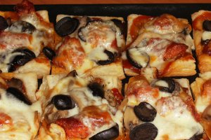 Pizza pe blat de foietaj (16 mini pizza în câteva minute)