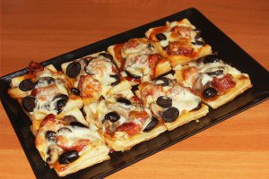 Pizza pe blat de foietaj (16 mini pizza în câteva minute)