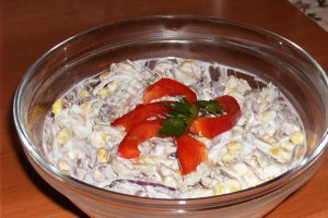Salată de ciuperci cu porumb şi ceapă