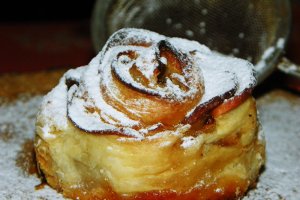 Trandafiri din aluat foietaj si mere