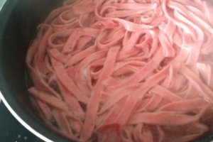 Tagliatelle de casa cu sfeclă roșie și ricotta