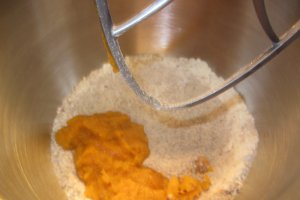 Briose cu dovleac, alune de padure si crema de branza