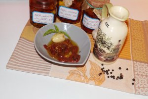 Rosii uscate la borcan, conservate in ulei de masline