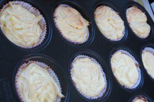 Briose-budinca de paste cu bezea 