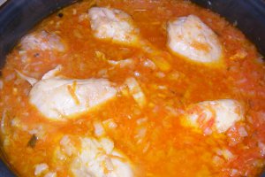 Tocăniţă de ceapă cu carne de pui şi sos de roşii