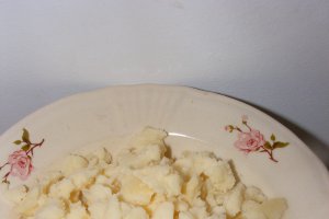 Tocăniţă de ceapă cu carne de pui şi sos de roşii