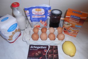 Chec cu dulceata de afine si glazura de ciocolata