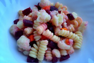 Salata de paste cu conopida si sfecla rosie