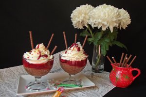 Desert cu ciocolată şi zmeură