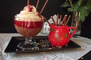 Desert cu ciocolată şi zmeură
