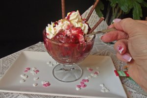 Desert cu ciocolată şi zmeură