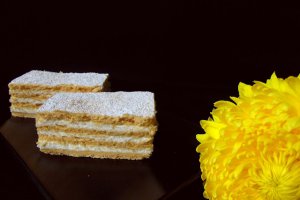 Desert prajitura cu foi cu suc de rosii si crema de branza