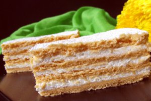 Desert prajitura cu foi cu suc de rosii si crema de branza