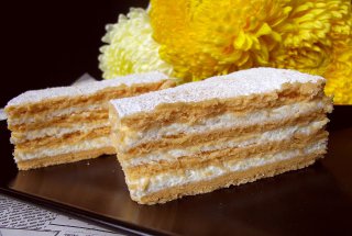 Desert prajitura cu foi cu suc de rosii si crema de branza