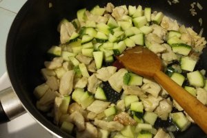 Penne în sos de roșii, cu piept de pui și brânză