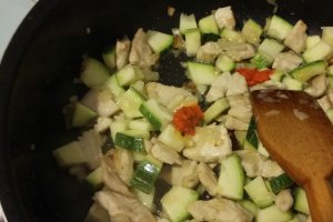 Penne în sos de roșii, cu piept de pui și brânză