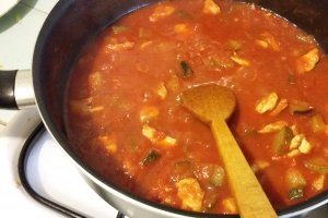 Penne în sos de roșii, cu piept de pui și brânză