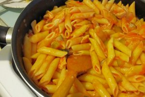 Penne în sos de roșii, cu piept de pui și brânză