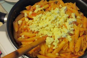Penne în sos de roșii, cu piept de pui și brânză