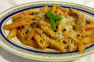 Penne în sos de roșii, cu piept de pui și brânză