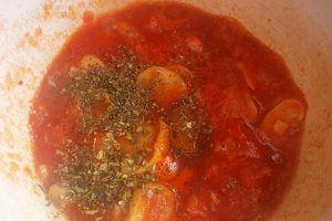 Tagliatelle cu ciuperci, carnati si sos de rosii cu usturoi