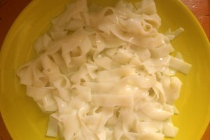 Tagliatelle cu ciuperci, carnati si sos de rosii cu usturoi