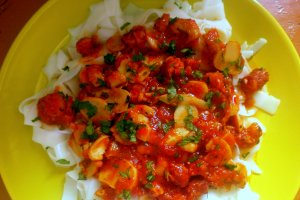 Tagliatelle cu ciuperci, carnati si sos de rosii cu usturoi