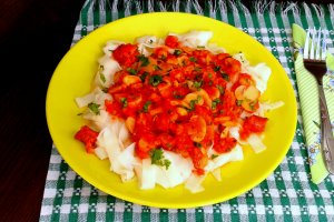 Tagliatelle cu ciuperci, carnati si sos de rosii cu usturoi