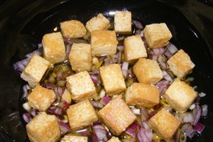 Salată caldă cu paste, cartofi şi tofu