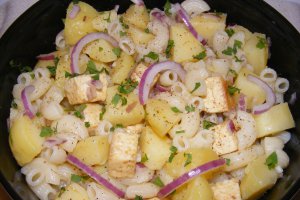 Salată caldă cu paste, cartofi şi tofu