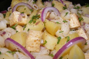 Salată caldă cu paste, cartofi şi tofu