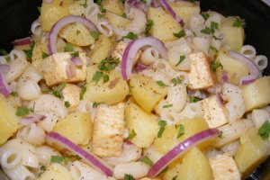 Salată caldă cu paste, cartofi şi tofu