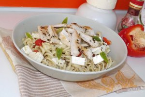 Fusilli cu sos Pesto si piept de pui
